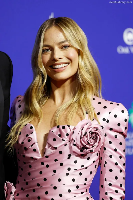 Margot Robbie photo 23 of 2576