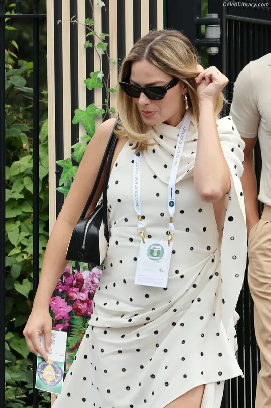 Margot Robbie photo 5 of 2576