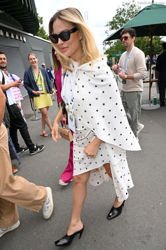 Margot Robbie photo 8 of 2576