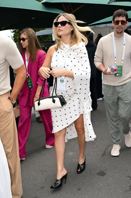 Margot Robbie photo 9 of 2576
