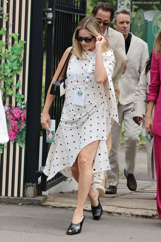 Margot Robbie photo 10 of 2576