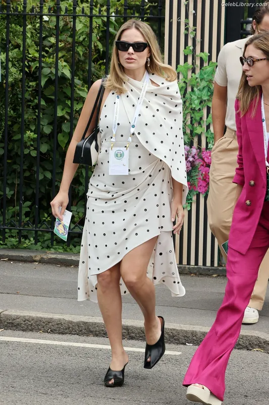 Margot Robbie photo 11 of 2576