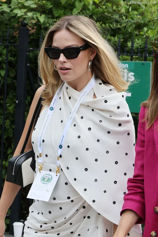 Margot Robbie photo 12 of 2576