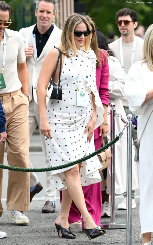 Margot Robbie photo 16 of 2576