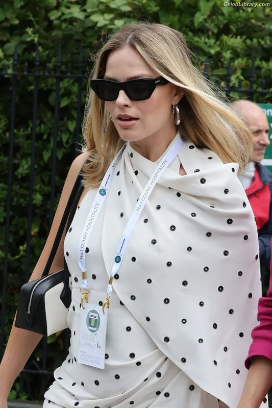 Margot Robbie photo 18 of 2576