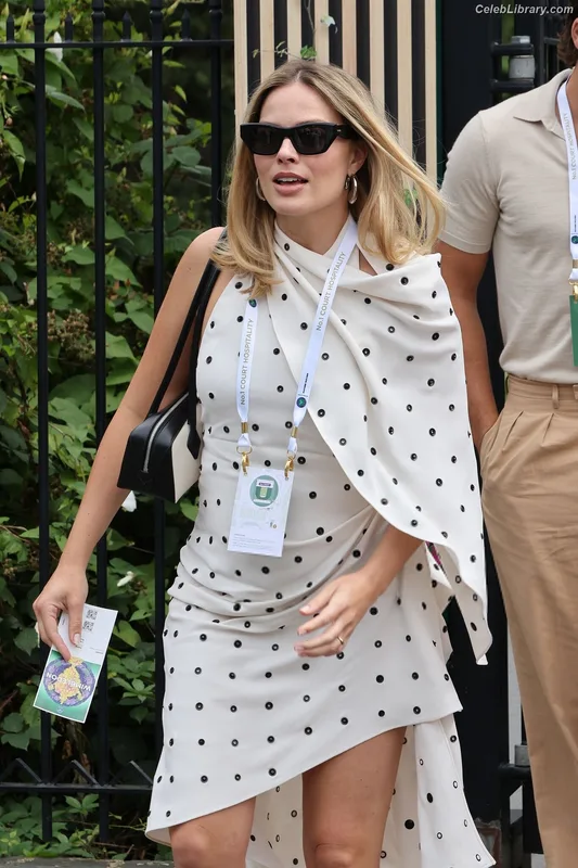 Margot Robbie photo 24 of 2576