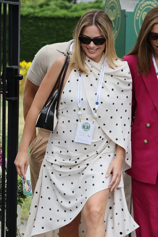 Margot Robbie photo 7 of 2576
