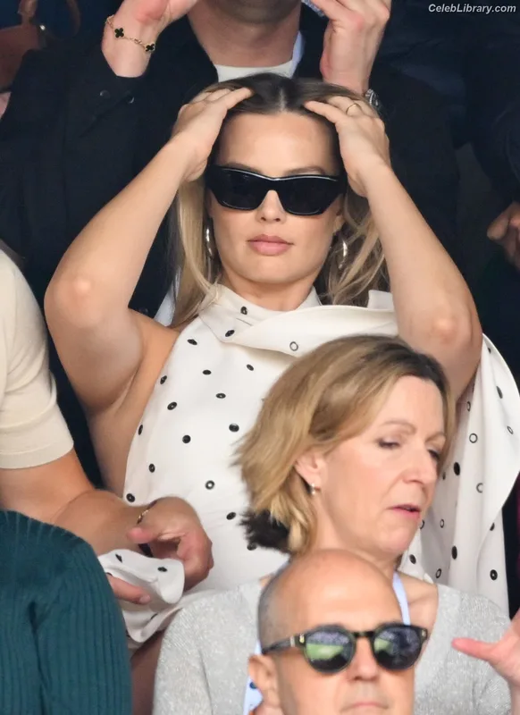 Margot Robbie photo 10 of 2576
