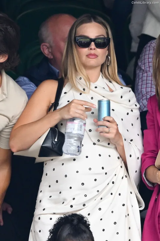 Margot Robbie photo 17 of 2576
