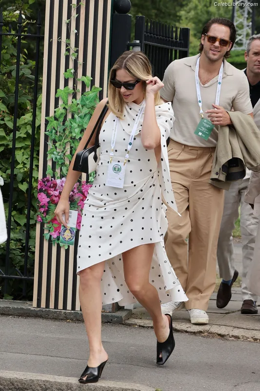 Margot Robbie photo 24 of 2576