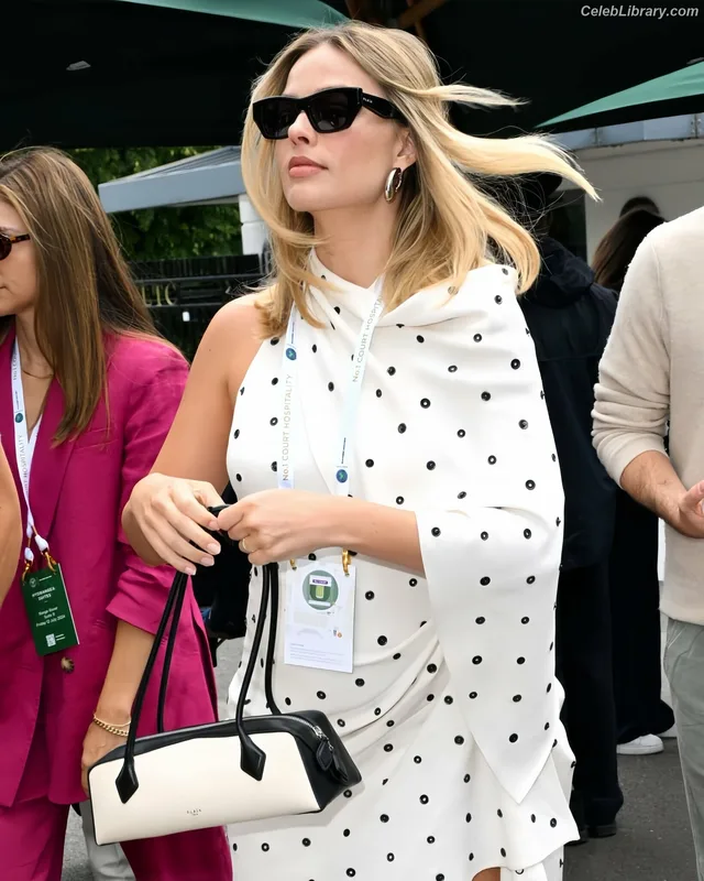 Margot Robbie photo 1 of 2576