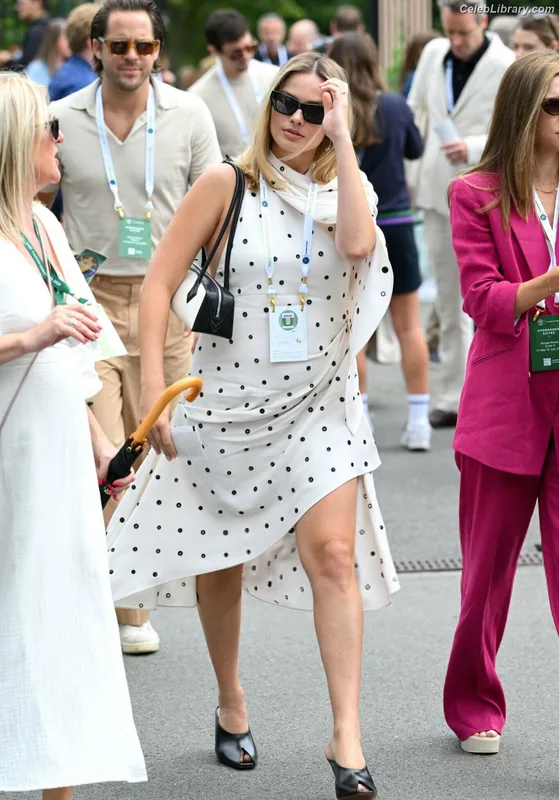 Margot Robbie photo 2 of 2576