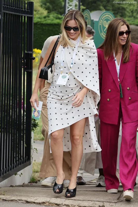 Margot Robbie photo 8 of 2576