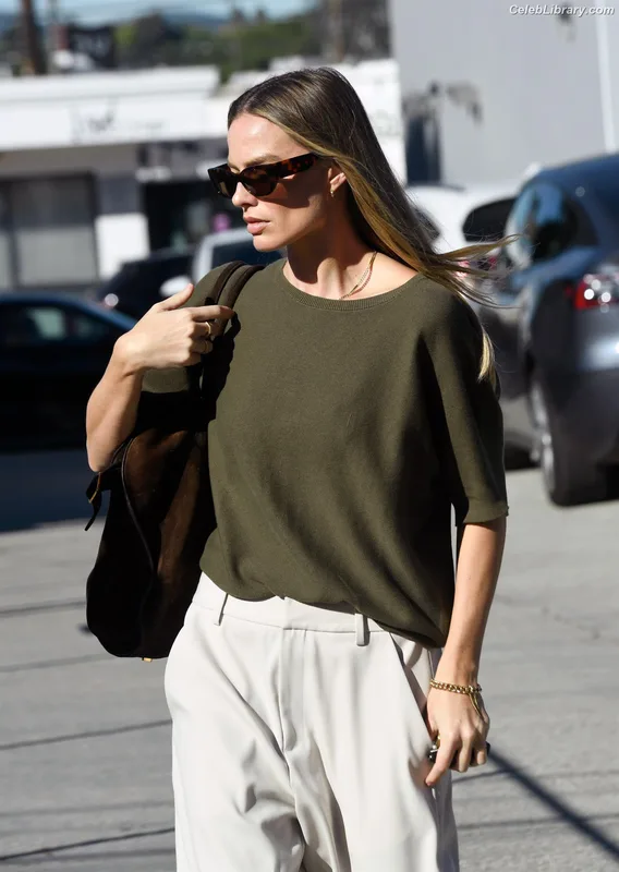 Margot Robbie photo 9 of 2576