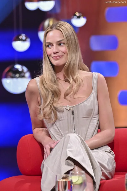 Margot Robbie photo 19 of 2576