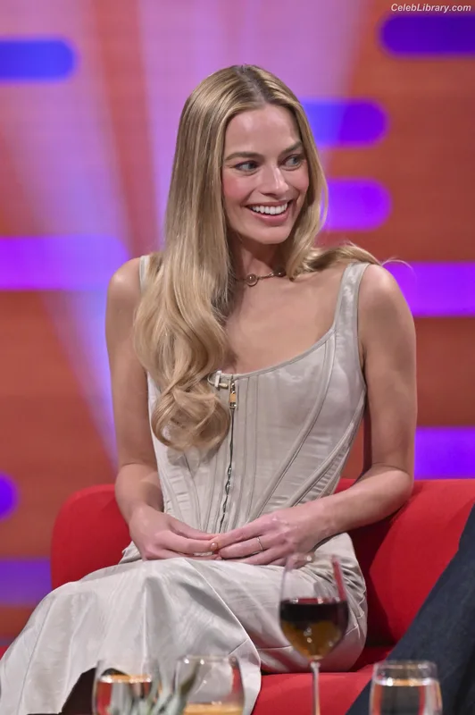 Margot Robbie photo 23 of 2576