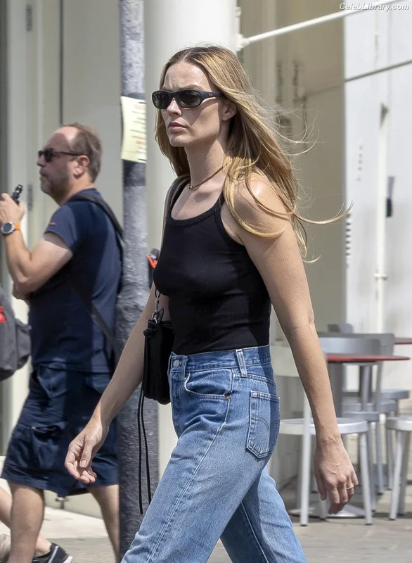 Margot Robbie photo 2 of 2576