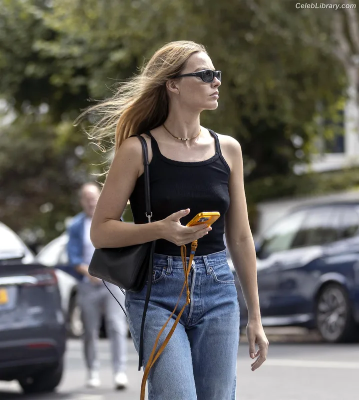 Margot Robbie photo 3 of 2576