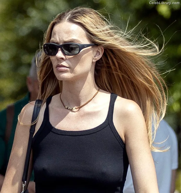 Margot Robbie photo 7 of 2576