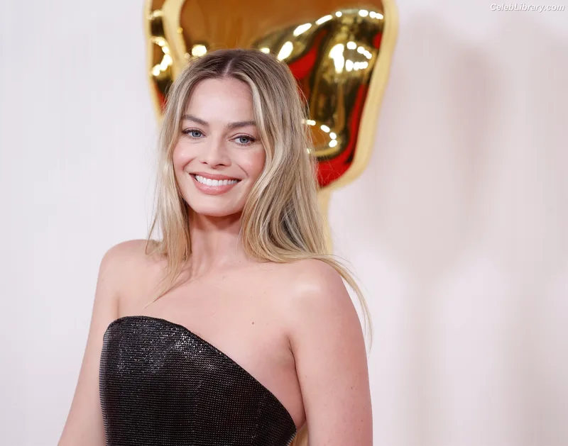 Margot Robbie photo 1 of 2576