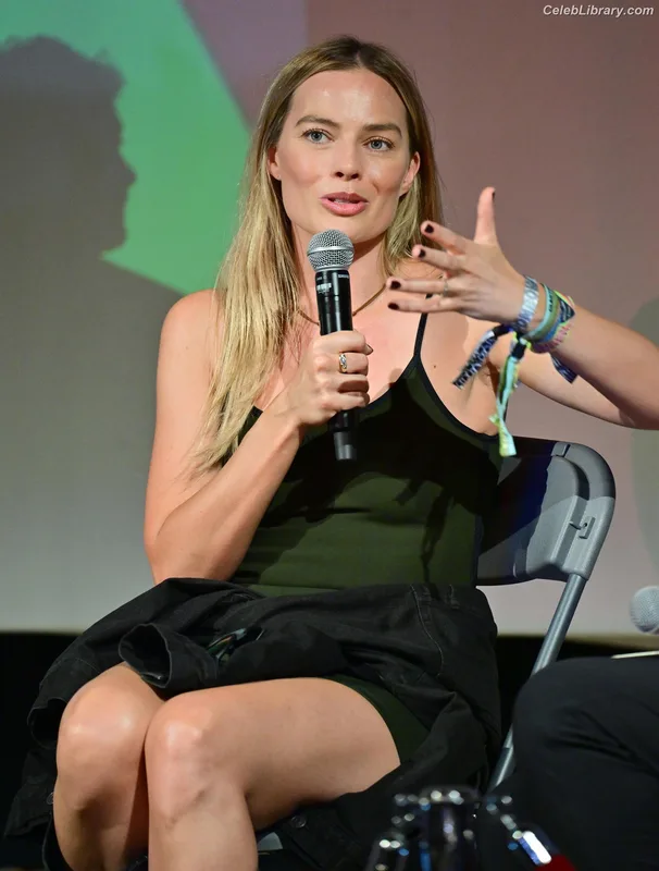 Margot Robbie photo 2 of 2576