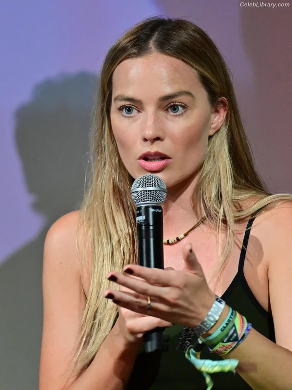 Margot Robbie photo 5 of 2576