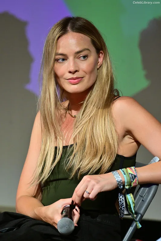 Margot Robbie photo 11 of 2576