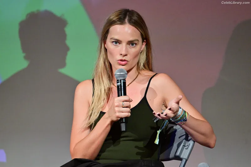 Margot Robbie photo 15 of 2576