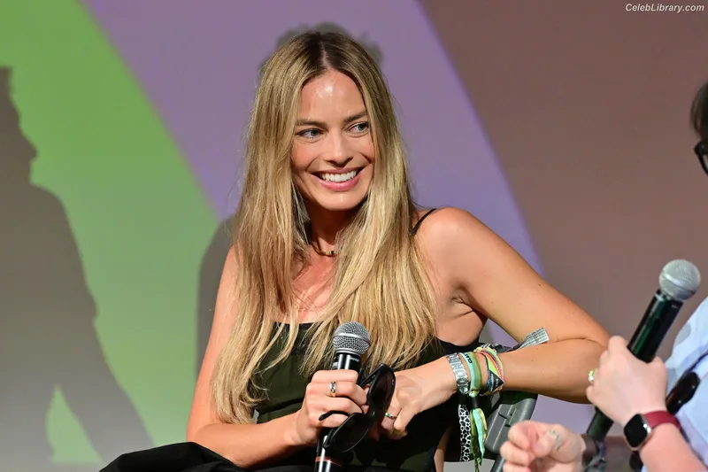 Margot Robbie photo 23 of 2576
