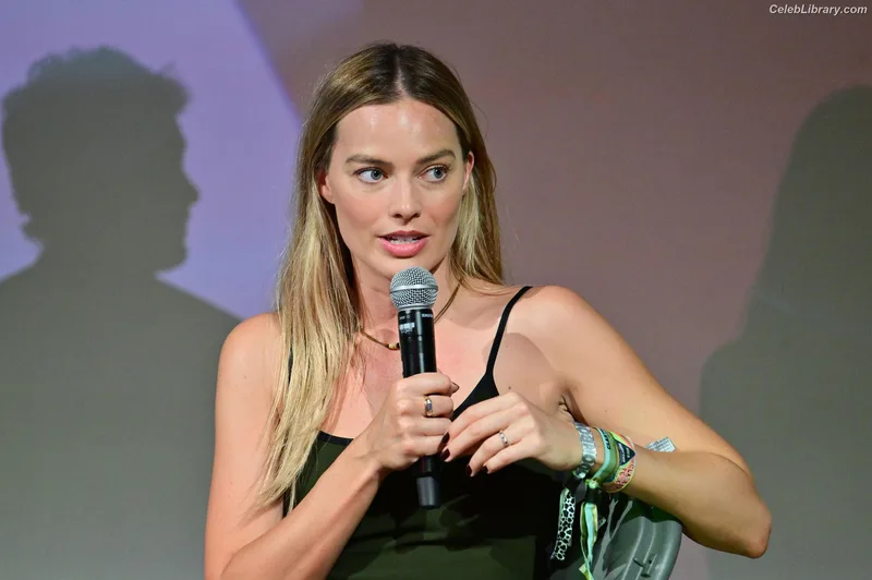 Margot Robbie photo 3 of 2576