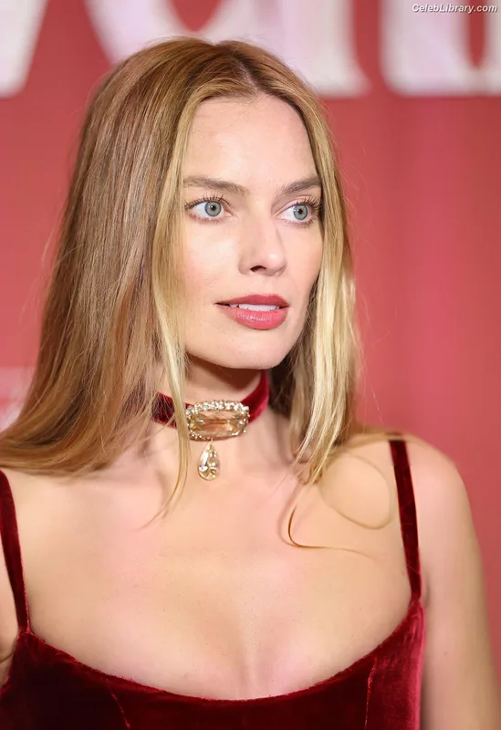 Margot Robbie photo 16 of 2576