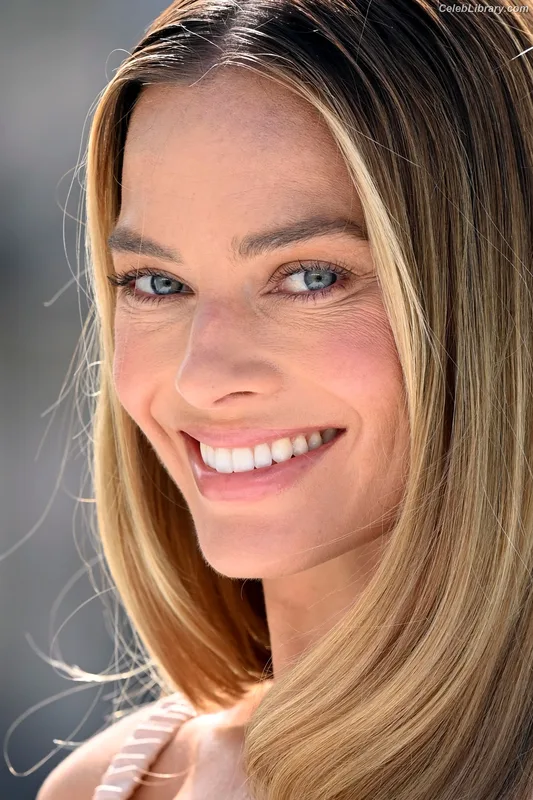 Margot Robbie photo 1 of 2576