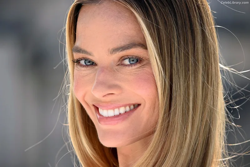 Margot Robbie photo 2 of 2576