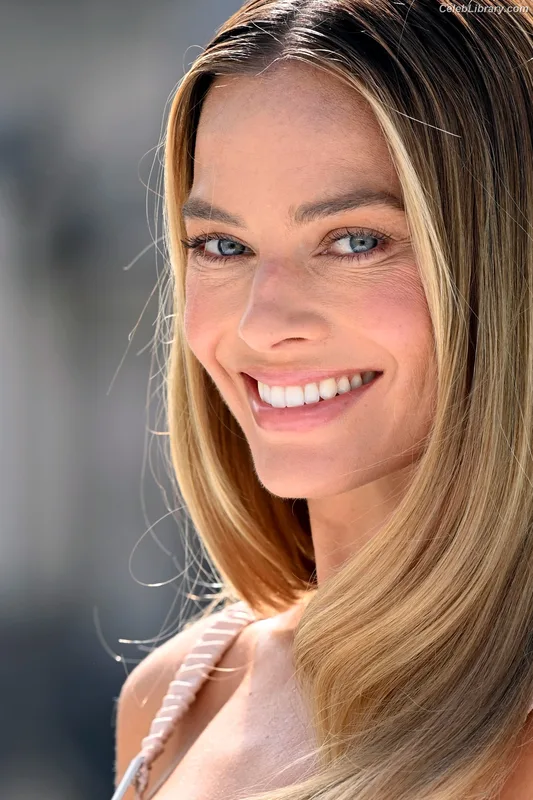 Margot Robbie photo 4 of 2576