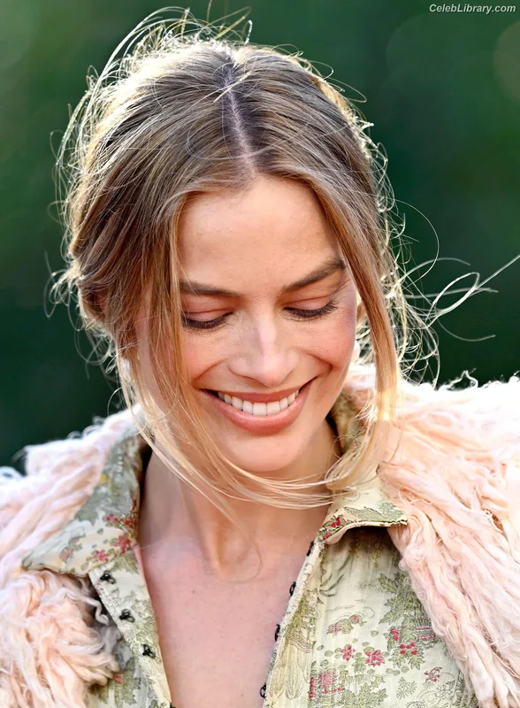 Margot Robbie photo 8 of 2576