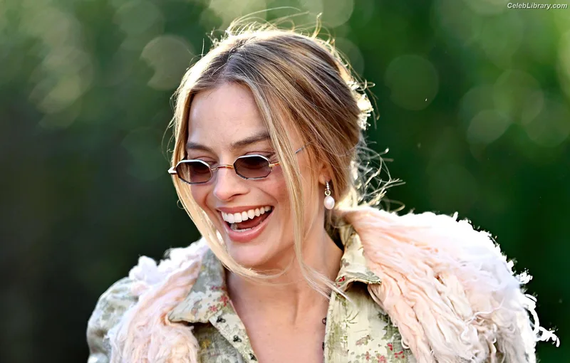 Margot Robbie photo 10 of 2576