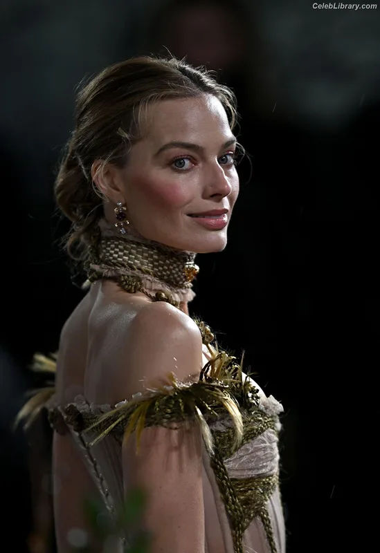 Margot Robbie photo 17 of 2576