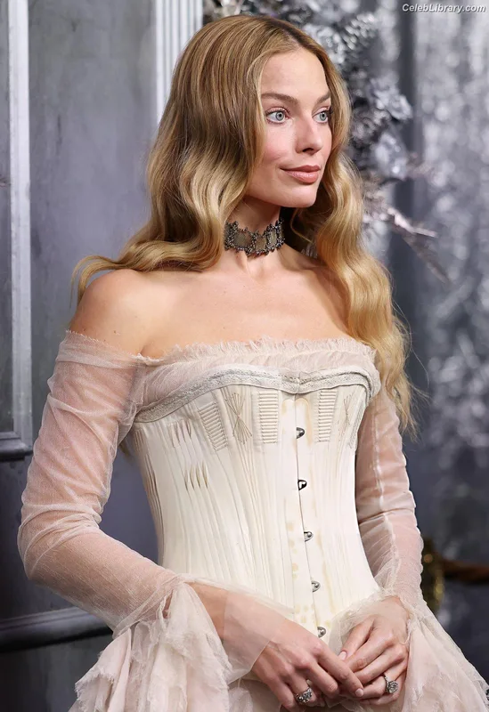 Margot Robbie photo 8 of 2576