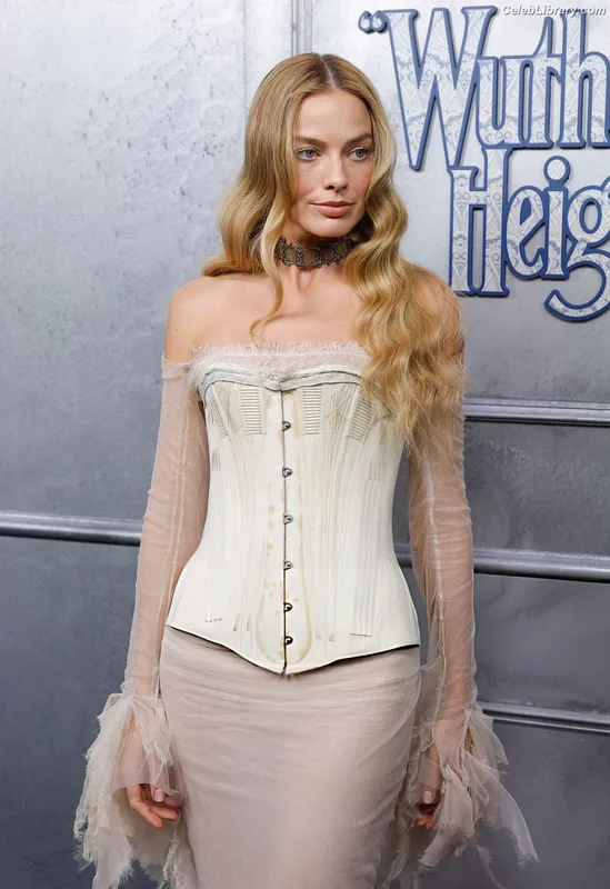 Margot Robbie photo 10 of 2576