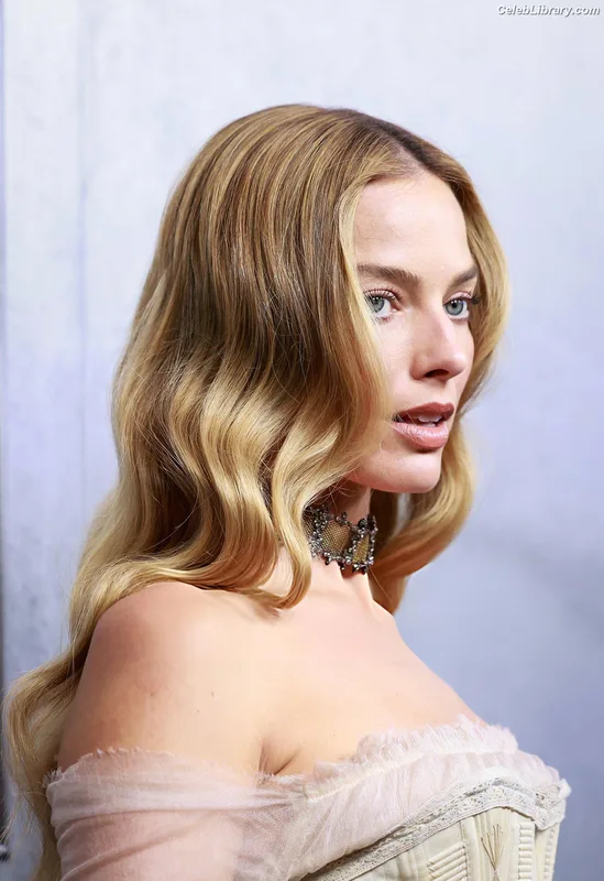 Margot Robbie photo 11 of 2576