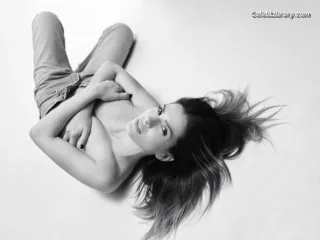 Maria Eugenia Suarez photo 9 of 44