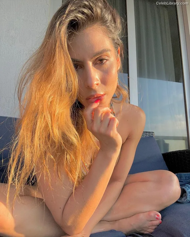 María León photo 21 of 88