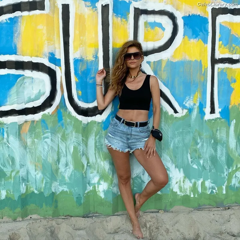 Maria Menounos photo 17 of 320