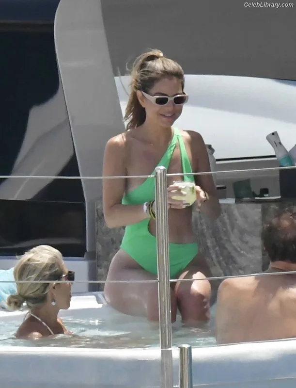 Maria Menounos photo 18 of 320