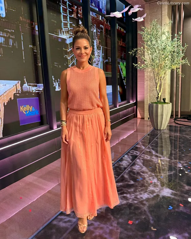 Maria Menounos photo 9 of 320