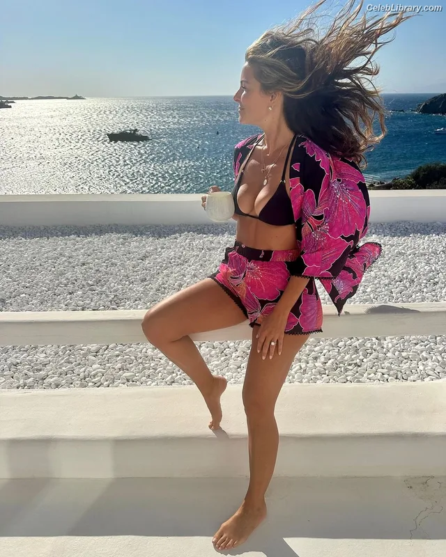 Maria Menounos photo 3 of 320