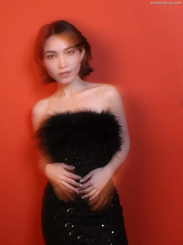Maria Zhang photo 1 of 282