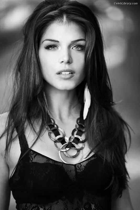 Marie Avgeropoulos photo 5 of 58