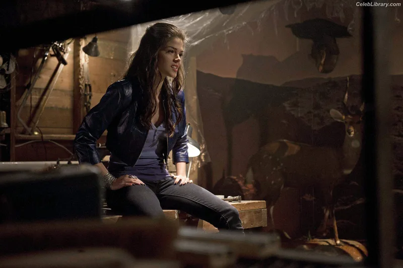 Marie Avgeropoulos photo 16 of 58