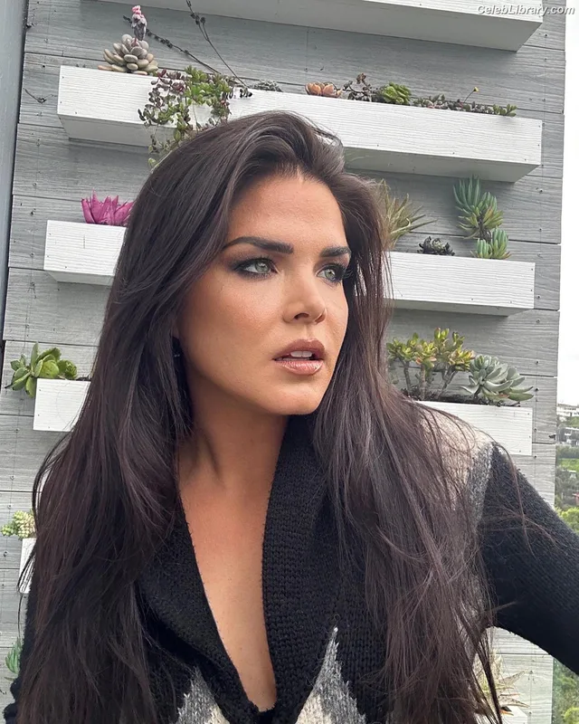 Marie Avgeropoulos photo 8 of 58